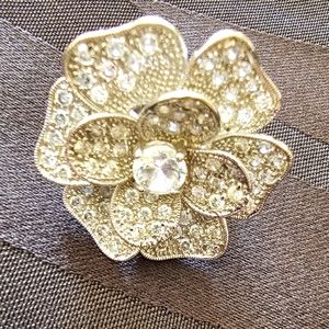 Gorgeous crystal ring